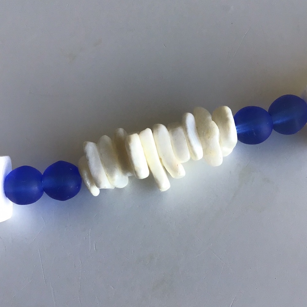 Y2K VSCO Girl puka shell necklace faux stone white and blue beads - Picture 10 of 16